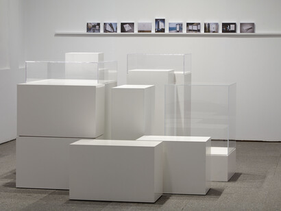 Vista de sala de la exposición Sistema Operativo, de Daniel G. Andújar. Obra Not Found, 1000 casos de estudio.