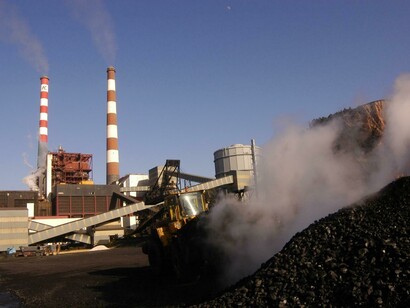 Carbón apilado junto a una central térmica