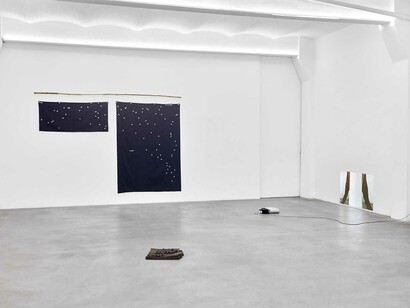 Esther Kläs, Fitting, what, veduta della mostra. Cortesia di SpazioA