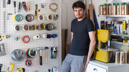 O designer e ilustrador Kyle Bean transforma materiais inusitados como papel, cascas de ovo e raspas de lápis em obras de arte que encantam pela precisão e pela criatividade. Suas peças exploram conceitos inteligentes e mensagens profundas