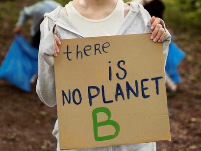 Giovane attivista sui temi ambientali con il cartello "There is no planet B"  (Non esiste un pianeta B) 