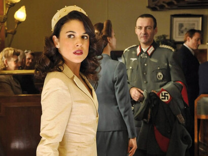 Fotograma de la serie de televisión «El tiempo entre costuras», protagonizada por Adriana Ugarte