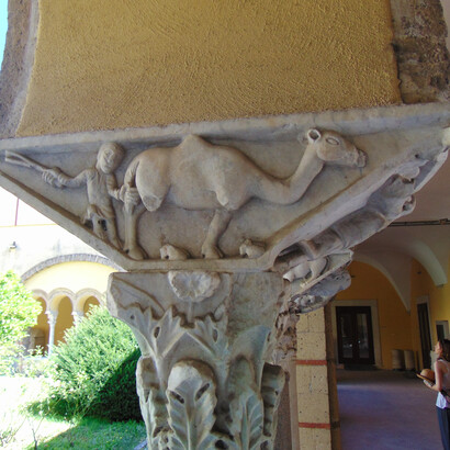Chiostro del Monastero di Santa Sofia, pulvino con dromedario. Benevento, Italia