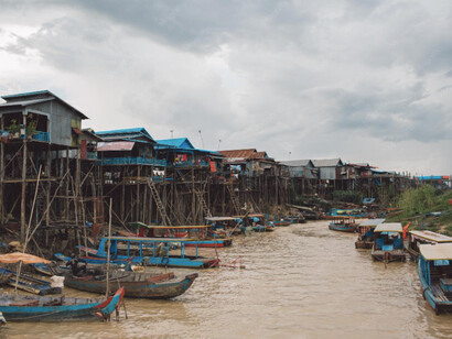 Cuando el suelo se vuelve incierto —por el agua, por la desertificación, por el conflicto o por el abandono estatal—, la arquitectura ya no puede definirse solo como producción de objetos, sino como un dispositivo de continuidad de la vida. Casas flotantes en Bangladesh
