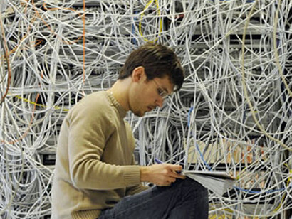 Enredado entre cables