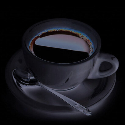 Tomar café frío y remover las cenizas con la mano