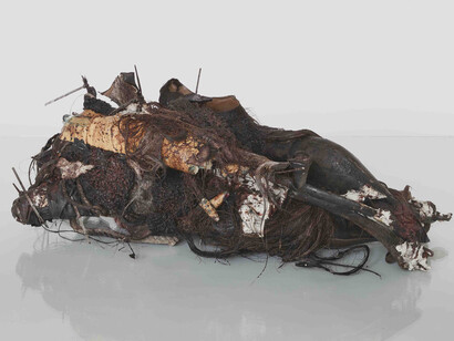 Peter Buggenhout, Gorgo #35 - 2013, Technique mixte : cuir, paille, crin de cheval, plastique, tissu, H 36 x L 87,5 x D 45 cm, Unique, Courtesy Galerie Laurent Godin, Paris