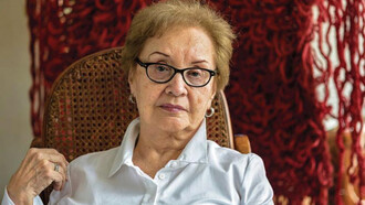 La artista plásticas, Ella Krebs, frente a una de sus obras