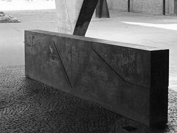 Ao entrar no MAM RJ, o visitante descobre um acervo que vai muito além da estética. São mais de 15 mil obras que revelam a alma criativa do país. Nomes como Lygia Clark, Hélio Oiticica, Tarsila do Amaral, Di Cavalcanti e Ivan Serpa ocupam as salas com cores, formas e ideias que marcaram gerações
