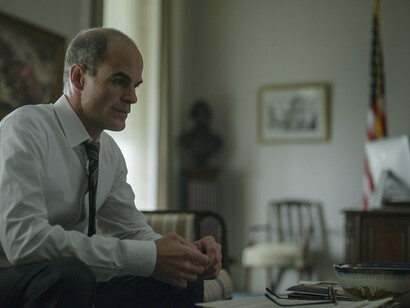 Michael Kelly da vida a Douglas "Doug" Stamper, fiel jefe de personal y confidente de Underwood