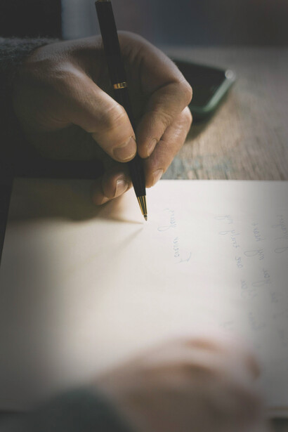 Una persona escribiendo un texto para un ser querido