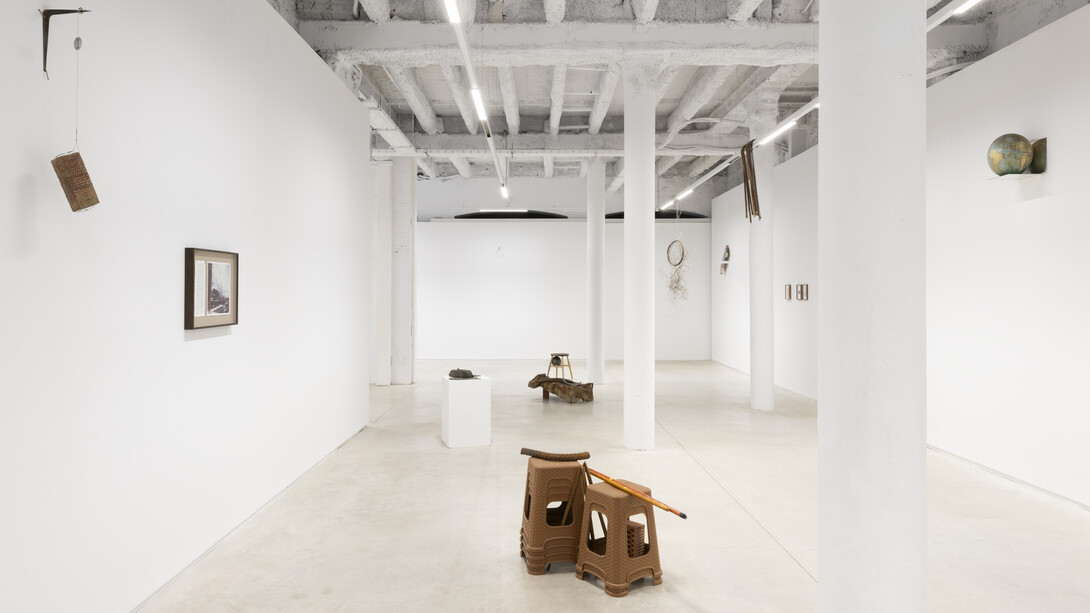 Richard Wentworth, Rearview mirror, vista de exhibición. Cortesía de Prats Nogueras Blanchard 
