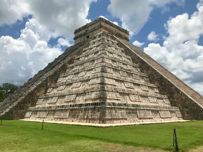 Di alcune grandi civiltà del passato è rimasto solo qualche monumento che ha resistito all’incuria dei posteri