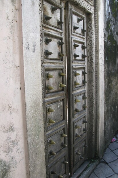 Porta anti-elefante come a Zanzibar. Moroni zona porto borgo Mtsangani