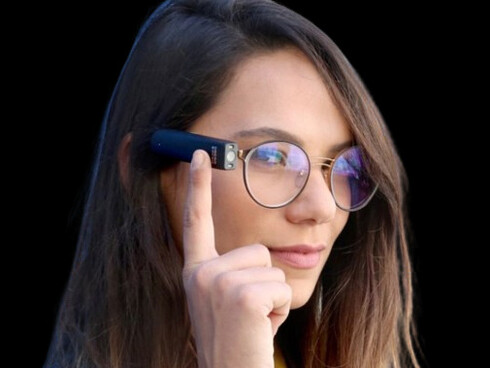 Lançado em 2015 o OrCam Myeye continua a evoluir com atualizações e novas funcionalidades atendendo às necessidades das pessoas com deficiência visual