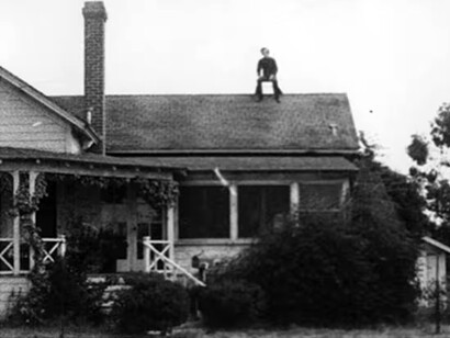 Fotograma de la performance «Fall 1» (Los Ángeles) de Bas Jan Ader, 1970