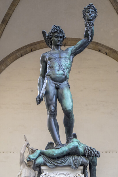 I serpenti adornano il viso di Medusa, una delle tre Gorgoni e l’unica che non ha l’immortalità, ma tutte con il potere di pietrificare chi incrociava il loro sguardo. Venne decapitata da Perseo