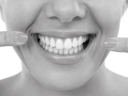 Già da millenni la Medicina Tradizionale Cinese evidenzia che attraverso la bocca e i denti decorre il tragitto di molti meridiani dell’agopuntura