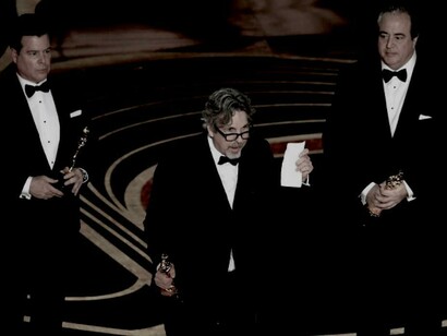 Peter Farrelly al recibir la estatuilla