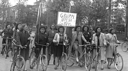 Protesta di donne in bicicletta a Milano