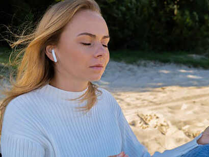 Beside the sea, a woman finds self-discovery, immersed in audio healing and the serenity of nature