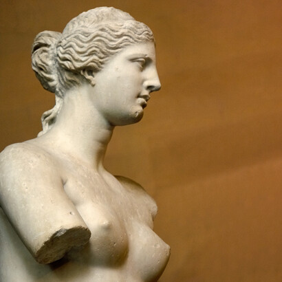 Venus de Milo, escultura hecha en mármol blanco, en varios bloques cuyas uniones no son visibles, en un tamaño ligeramente superior al natural