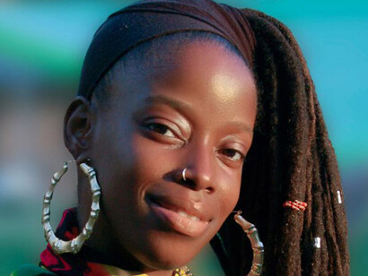 Africana luciendo sus rastas