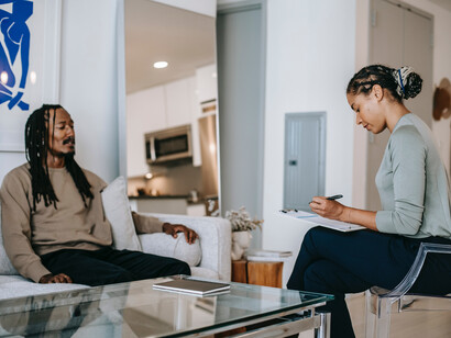 Analista e analisando compartilhando dados após o desejo de começar sessões de terapia