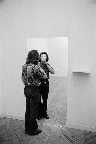 Elisabetta Catalano, performance “Guardarsi con la faccia dell’artisa” (dettaglio), 1973. Cortesia di Viasaterna