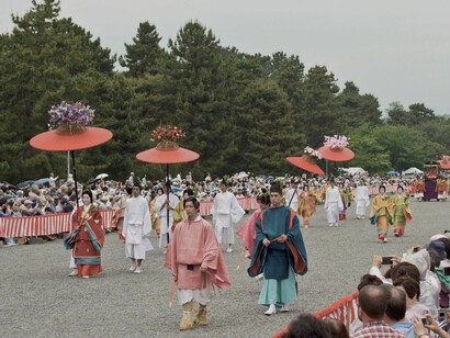 El Aoi Matsuri sirve como el marco escénico del 15 de mayo donde Kenzo Saionji divisa a Harue Shimizu, detonando la búsqueda que precede a su misteriosa desaparición