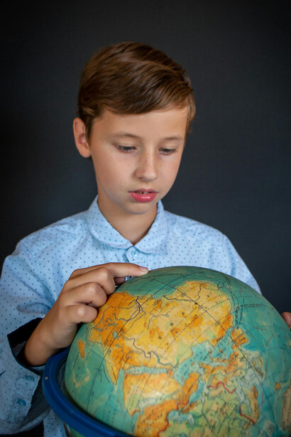 Desbrave o mundo da aprendizagem! Com a formação continuada, alunos como este exploram o conhecimento global, impulsionando o ensino de qualidade para o futuro

