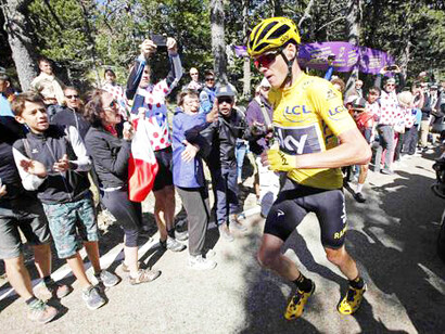 Froome di corsa in attesa dell'ammiraglia