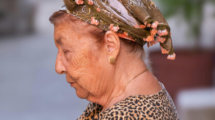 Carasuela: ojos, pequeños y siempre en alerta, parecían contar, medir, comparar. Carasuela no gritaba ni golpeaba, su maldad —si es que podía llamarse así— era más sutil, más persistente, como una humedad que no se ve pero acaba pudriendo las paredes