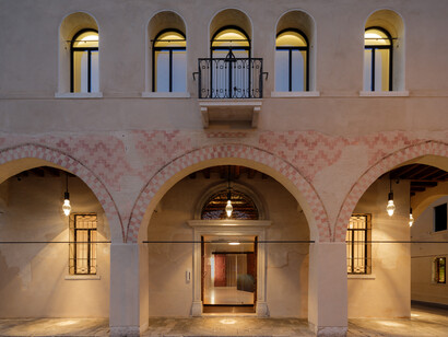 Palazzo della Luce, Treviso, Italia. Il design è il filo conduttore di tutti gli ambienti e il denominatore comune è lavorare nel bello rendendo unica l’esperienza di ogni nostro ospite che appena varcato l’ingresso del palazzo inizia un viaggio che dalla storia lo proietta in un futuro luminoso