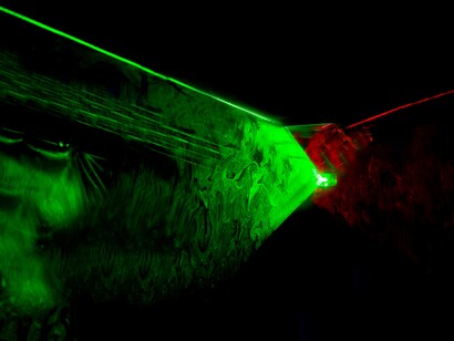 La narrazione si arricchisce di dettagli geografici accurati, con ambientazioni come il Monte Ararat, scelto dall'autore come luogo strategico per l'installazione di un cannone laser, enfatizzando l'importanza della geografia reale nell'evoluzione della trama