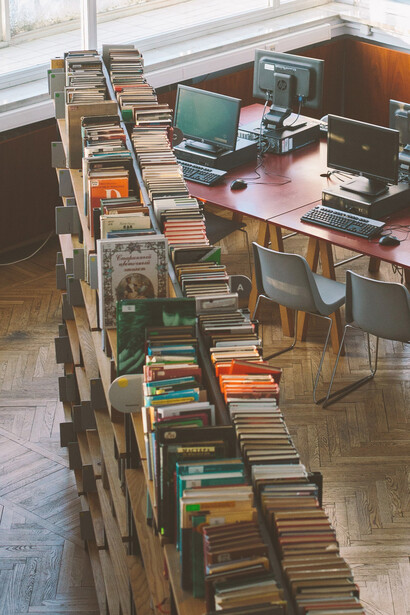 Biblioteca em que se pode encontrar a obra Fahrenheit 541, de Ray Bradbury