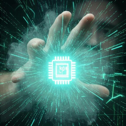 Microchip luminoso al centro di una mano: l'ascesa dei Govcoin e la trasformazione della finanza attraverso la tecnologia dei registri decentrati