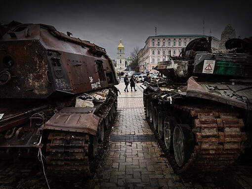 Dos tanques de guerra en el centro de una plaza en Kiev, Ucrania