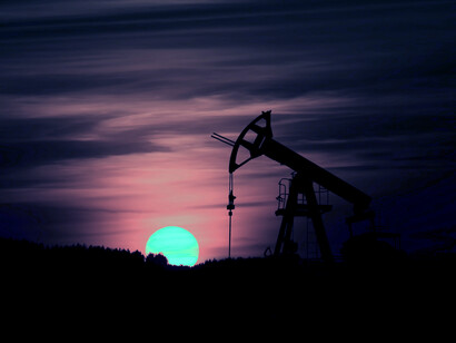 Silueta de torre petrolera durante un atardecer