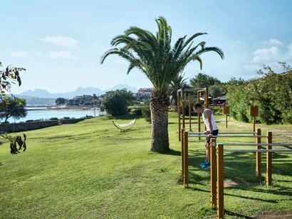 Outdoor grassy sporting area of resort Cala di Falco in Cannigione, Italy