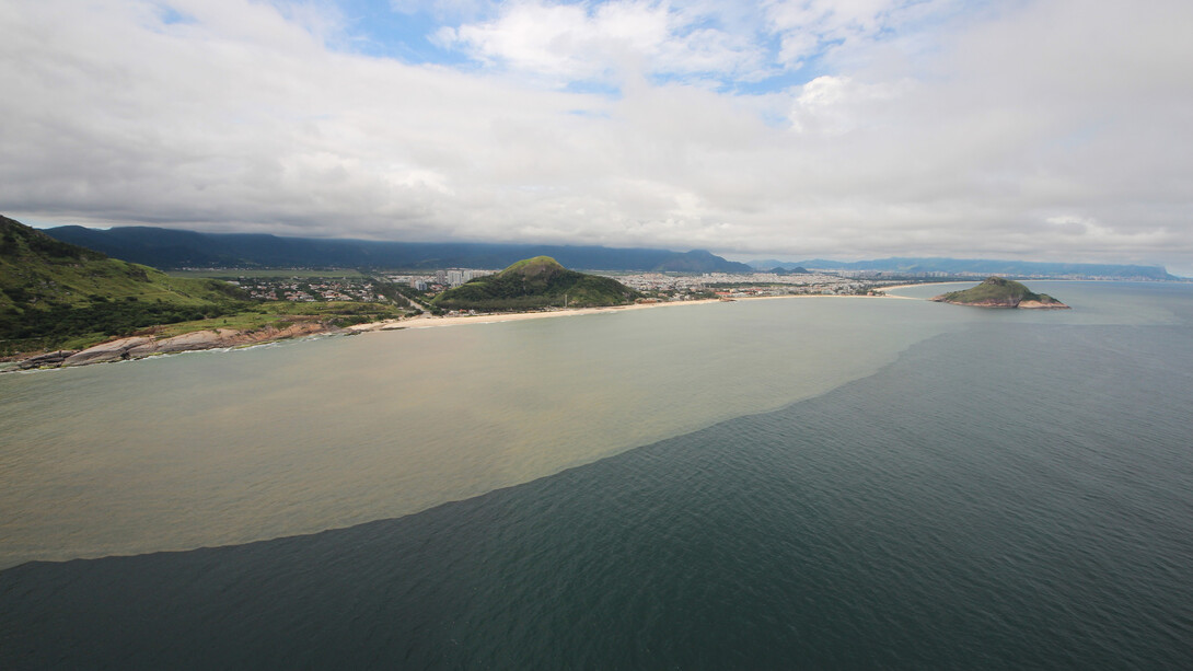Praias até então consideradas não degradadas, contaminadas pelo crescimento desordenado e expostas pelas fortes chuvas de fevereiro 2018