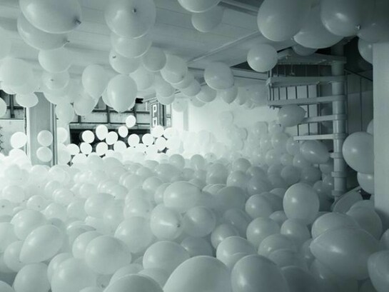 Martin Creed, Work No. 200, Half the air in a given space, 1998, White balloons, Multiple parts, each balloon 12 in / 30.5 cm diameter
Overall dimensions variable , Installation at Galerie Analix B & L Polla, Geneva, Switzerland, 1998 (Detail), Courtesy Il Giardino dei Lauri, © the artist