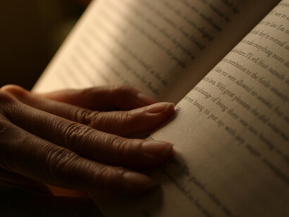 Una mano sobre un libro abierto