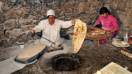 Autour du tonir, les gestes se transmettent comme des prières silencieuses : le lavash est bien plus qu’un pain, il est la mémoire vivante du foyer arménien