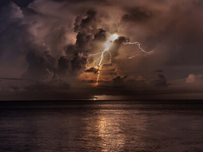 Tormenta reflejada en el agua