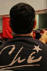Consumidores questionam a origem das peças, as condições de trabalho envolvidas e o impacto ambiental da produção. Além disso, a moda continua sendo ferramenta de afirmação identitária. Grupos sociais utilizam roupas para expressar pertencimento cultural, religioso ou político. O uso de símbolos, cores e estilos específicos comunica valores coletivos