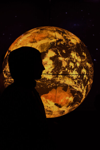 Quiere borrar, del mapa, cicatrices 
y esa sensación rara de caerse, 
sin que nada ni nadie la sostenga, 
en un pozo empedrado y sin raíces