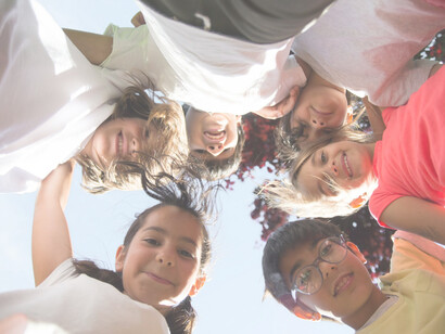 Grupo de niños conviviendo