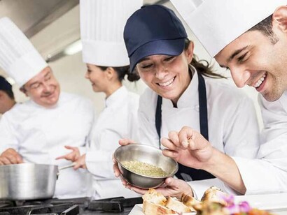 In cucina ci si divide i compiti, si ride, si sperimenta, si creano rapporti interpersonali