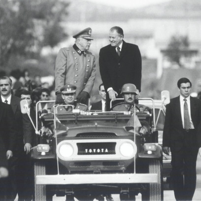 El gobierno de facto del dictador chileno Augusto Pinochet significó un período de casi dos décadas de constantes violaciones a los derechos humanos y corrupción política